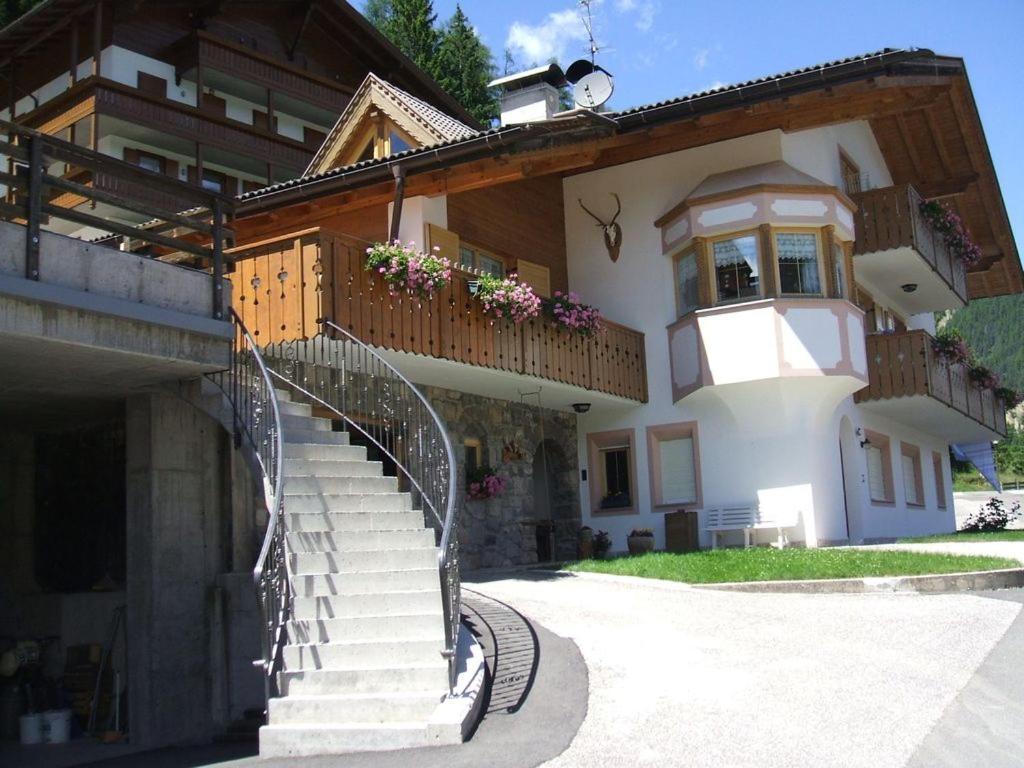 Villa Mazzel With Balcony ヴィーゴ・ディ・ファッサ エクステリア 写真